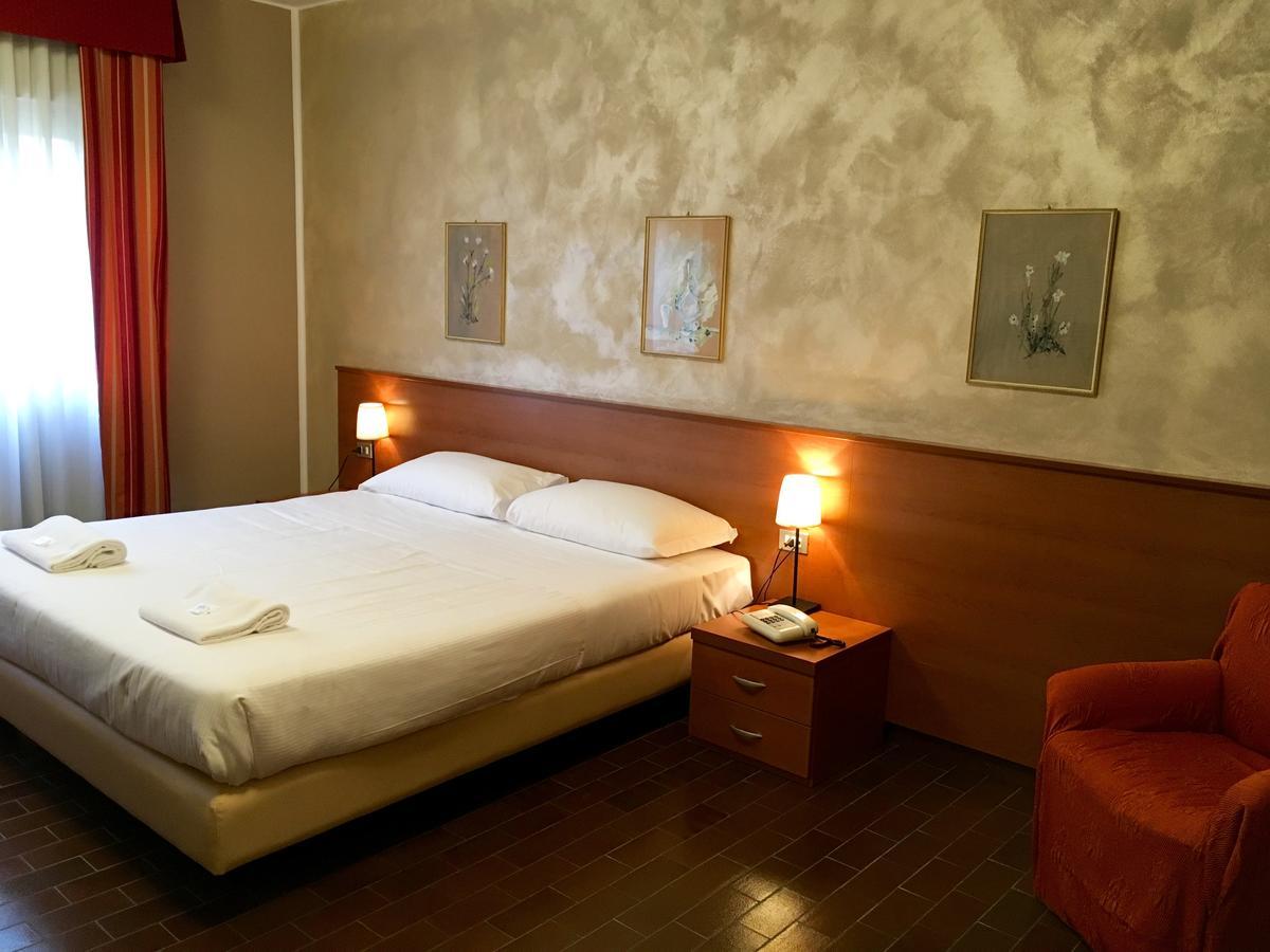 Hotel Forum Rozzano Exterior photo